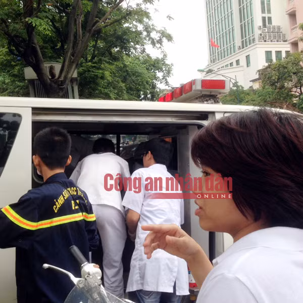 Đưa nạn nhân thứ nhất ra khỏi hiện trường. Ảnh: Phạm Khải.