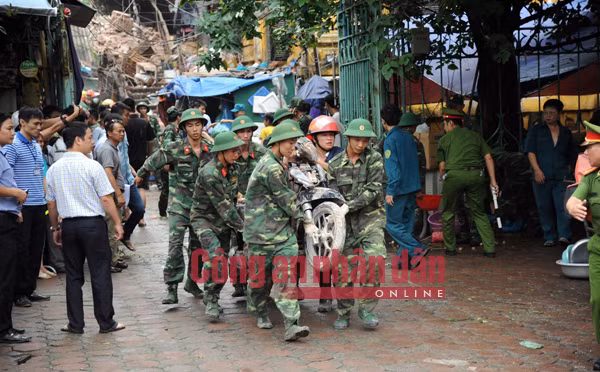 Lực lượng Công binh tham gia cứu hộ cứu nạn. Ảnh: Xuân Trường.