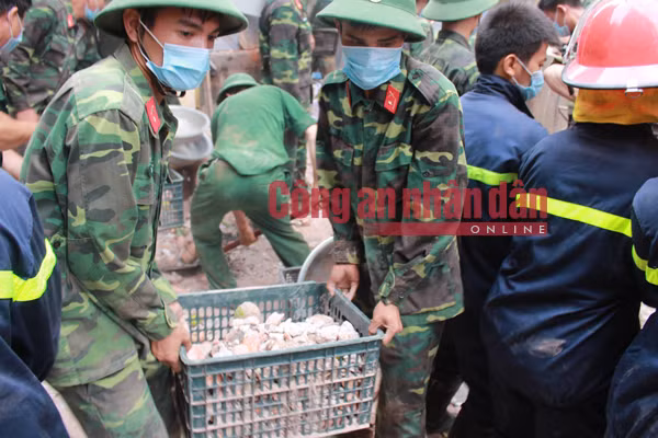 Vận chuyển gạch vôi vữa ra ngoài. Ảnh: Xuân Trường.