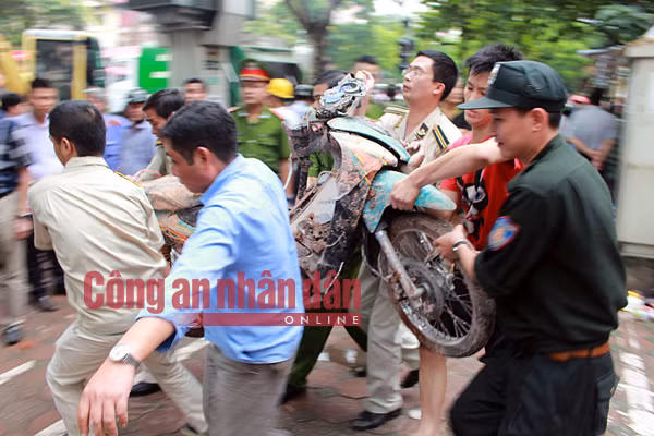 Sau thời gian đào bới, Cảnh sát, dân phòng và người dân lần lượt đưa các tài sản bị vùi lấp ra ngoài. Ảnh: Xuân Trường.