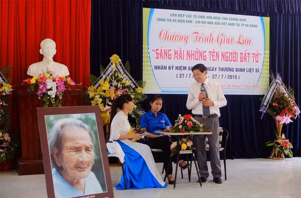 Đại tá Phạm Trung Tín giao lưu, tâm sự và giới thiệu tập sách Sống như anh đến với chương trình.