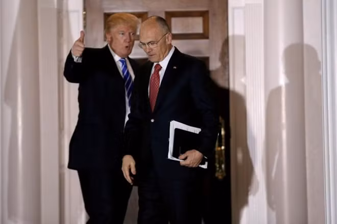 Ông Trump và ứng cử viên Bộ trưởng Lao động của mình. Ảnh Reuters