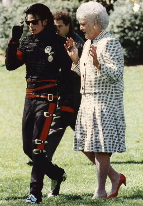 Bà Barbara bên cạnh Ông hoàng nhạc pop Michael Jackson tại Nhà Trắng. Bức ảnh được chụp trong những năm 1980.
