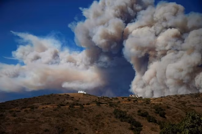 Những cột khói cao ngút trời tại California. Trận bão lửa Camp Fire ở miền Bắc California đã thiêu rụi khoảng hơn 6.700 ngôi nhà và nhiều tòa nhà doanh nghiệp khác tại thị trấn Paradise. Đây được coi là vụ cháy rừng có sức tàn phá kinh hoàng nhất từng xảy ra ở California.