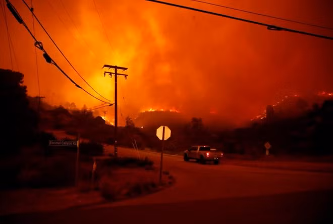 Khu vực Nam California, cơn bão lửa Woolsey đã đốt cháy hơn 346 km2 và phá hủy hoàn toàn ít nhất 177 công trình. Ngọn lửa này chỉ mới được kiểm soát khoảng 15%. Có ít ít nhất 2 người đã thiệt mạng do đám cháy Woolsey này, theo các viên chức từ cơ quan Phòng cháy của California.