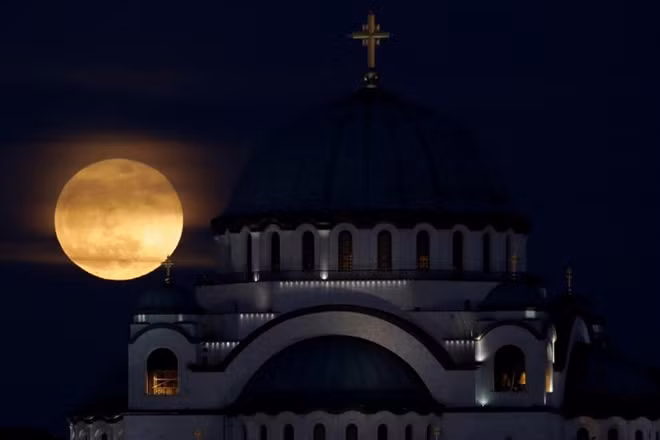 Tại Đền St. Sava, Belgrade, Serbia
