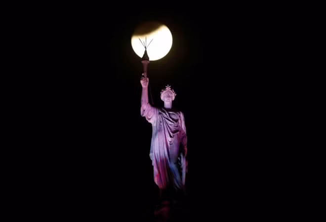 Hiện tượng thiên văn lý thú, bao gồm ba hiện tượng Nguyệt thực (trăng máu), siêu trăng (super moon) và trăng xanh (blue moon) cùng lúc diễn ra hôm 31-1 là hiện tượng cực kỳ hiếm gặp, chỉ xuất hiện lần đầu trong hơn 150 năm qua. Trong ảnh là Mặt Trăng được quan sát tại Nhà ga Chhatrapati Shivaji Terminus, Mumbai, Ấn Độ