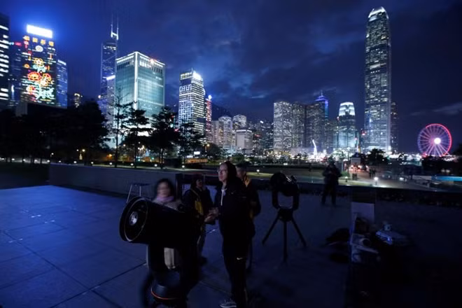 Nhiều người yêu thiên văn quan sát hiện tượng tại Hong Kong.
