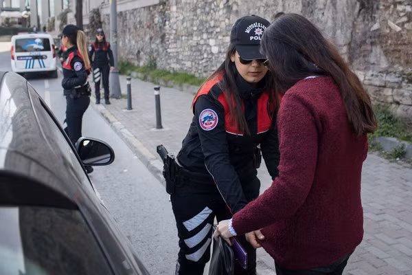 Đơn vị nữ cảnh sát này đang thực hiện nhiệm vụ tại đường phố Istanbul