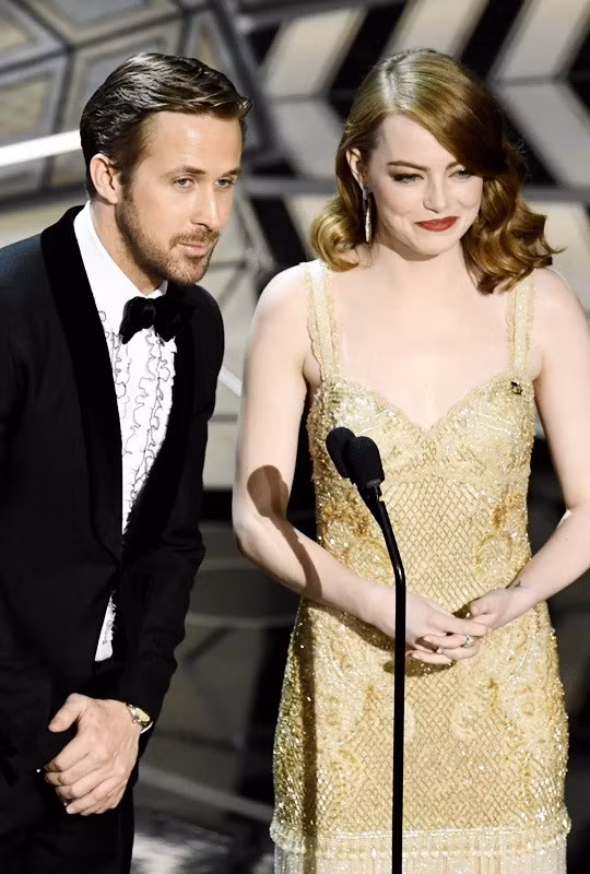 Cặp đôi vàng Emma Stone và Ryan Gosling của La La Land trên sân khấu Oscar.