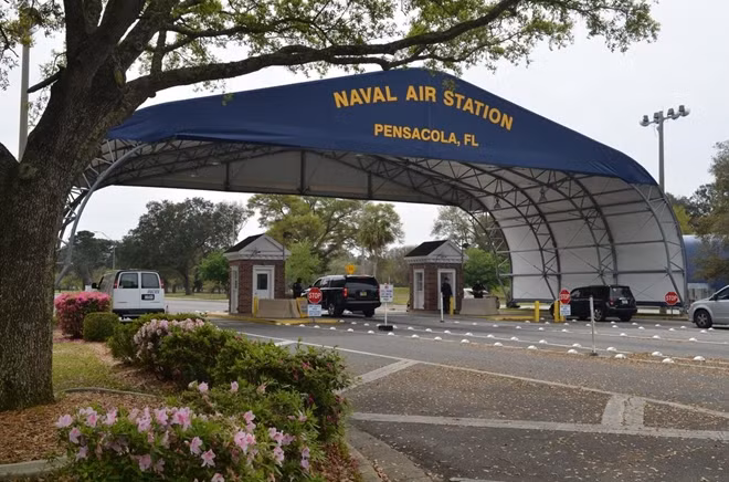 Bên ngoài căn cứ quân sự Pensacola. Ảnh Reuters.