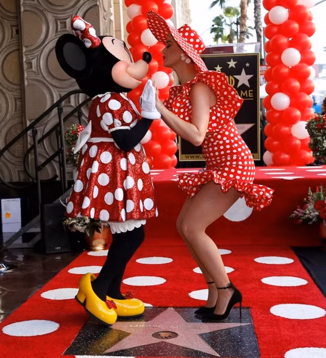 Katy Perry trong trang phục ton-sur-ton với chuột Minnie. Là một trong những biểu tượng âm nhạc và thời trang của thế giới hiện nay, Katy Perry vẫn tâm sự rằng, giống như hàng triệu cô gái khác trên thế giới, cô "thần tương" Minnie từ nhỏ và tuổi thơ của cô gắn liền với nàng chuột dễ thương này.