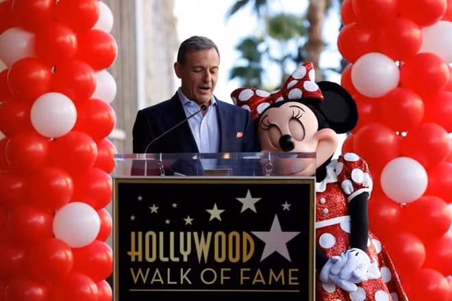 Chủ tịch kiêm CEO của Walt Disney Bob Iger bên cạnh nàng chuột Minnie trong lễ công bố quyết định ghi danh trên Đại lộ Danh vọng ngày 22-1 tại Los Angeles.