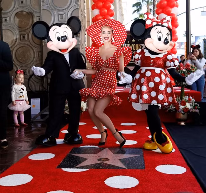 Nữ ca sĩ nổi tiếng của Mỹ Katy Perry bên cạnh hai hình tượng nổi tiếng của hoạt hình thế giới là Mickey và Minnie. Chuột Minnie là một nhân vật hoạt hình do Xưởng phim Walt Disney sáng tạo, xuất hiện lần đầu tiên năm 1928 trong bộ phim Tàu hơi nước Willie.