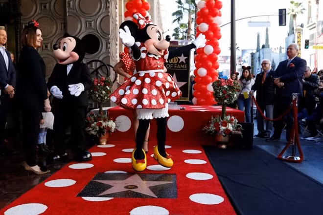 Cùng với Minnie, nhiều nhân vật của Disney trước đó đã được ghi danh trên Đại lộ Danh vọng, bao gồm chuột Mickey, vịt Donald, Bạch Tuyết, Tinker Bell và chú gấu Winnie the Pooh.