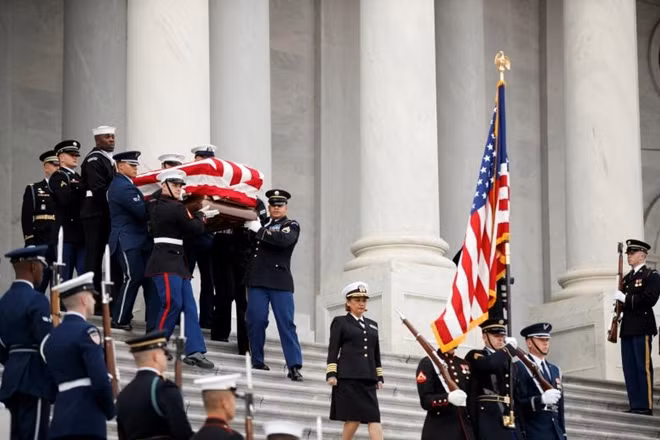 Linh cữu cựu Tổng thống George H.W Bush ngày 5-12 được đưa từ tòa nhà Quốc hội đến Nhà thờ Quốc gia ở Washington để tổ chức quốc tang.