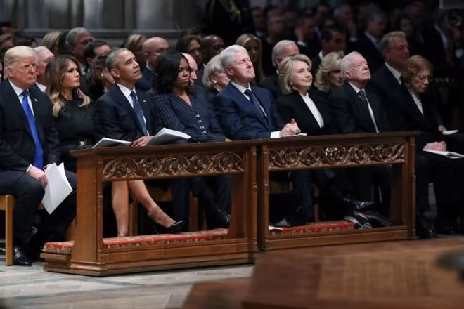 Tổng thống Mỹ Donald Trump, phu nhân Melania cùng vợ chồng các cựu tổng thống Jimmy Carter, Barack Obama và Bill Clinton ngồi ở hàng ghế đầu. Lễ tang còn có sự tham dự của các quan khách nước ngoài như Thái tử Charles của Anh, Thủ tướng Đức Angela Merkel, Vua Abdullah II và Hoàng hậu Rania của Jordan, cựu tổng thống Ba Lan Lech Walesa và cựu thủ tướng Canada Brian Mulroney.