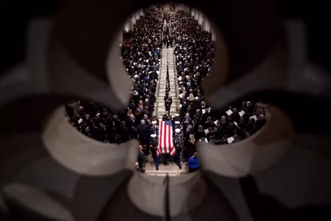 Cựu Tổng thống Mỹ George H.W. Bush qua đời tại nhà riêng ở thành phố Houston, bang Texas hôm 30-11, ở tuổi 94 tuổi. Ông là Tổng thống thứ 41 của Mỹ, nhiệm kỳ 1989 - 1993. Ông Bush đã phải chống chọi với bệnh Parkinson trong những năm gần đây và từng nhiều lần phải vào bệnh viện điều trị các vấn đề về hô hấp.