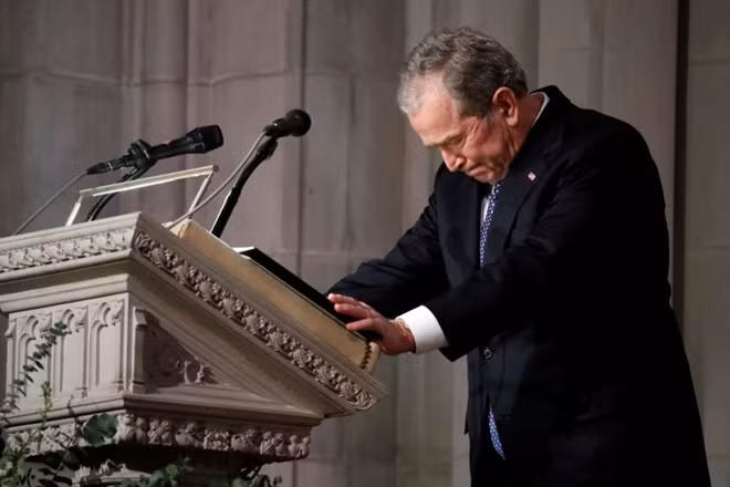 Trong bài diễn văn tôn vinh cha mình, cựu Tổng thống George Bush nói lịch sử sẽ nhớ đến bố mình là "một Tổng thống vĩ đại, nhà ngoại giao với kỹ năng không thể so bì, một người đàn ông với phẩm cách và danh dự".