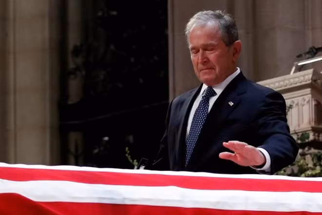 Ông George W. Bush không thể kìm nén được sự xúc động khi kết thúc bài phát biểu. Với đôi mắt ngấn lệ và giọng nói nghẹn ngào, Bush gọi bố mình là "người cha tuyệt vời nhất mà một người con có thể có". Ông George W. Bush, con trai trưởng của cố Tổng thống. Hai ông cũng là cặp cha con Tổng thống hiếm có trong lịch sử thế giới.