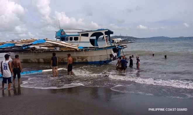 Tàu Philippines bị tàu Trung Quốc đâm chìm. Ảnh Cảnh sát biển Philippines.