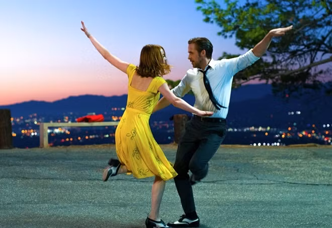 Phân cảnh nổi tiếng trong La La Land. Thậm chí người ta còn tạc tượng đồng 2 diễn viên này và trưng bày tại một bảo tàng ở Mỹ.