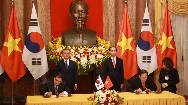 Chủ tịch nước Trần Đại Quang và Tổng thống Hàn Quốc Moon Jae-in chứng kiến lễ ký kết nhiều văn bản hợp tác quan trọng giữa hai nước