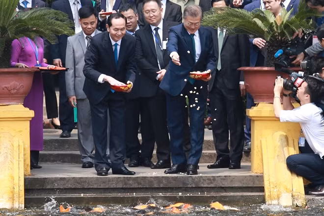 Hai Lãnh đạo cho cá ăn tại Ao cá Bác Hồ