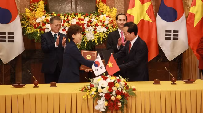 Chủ tịch nước Trần Đại Quang và Tổng thống Hàn Quốc Moon Jae-in chứng kiến lễ ký kết nhiều văn bản hợp tác quan trong giữa hai nước