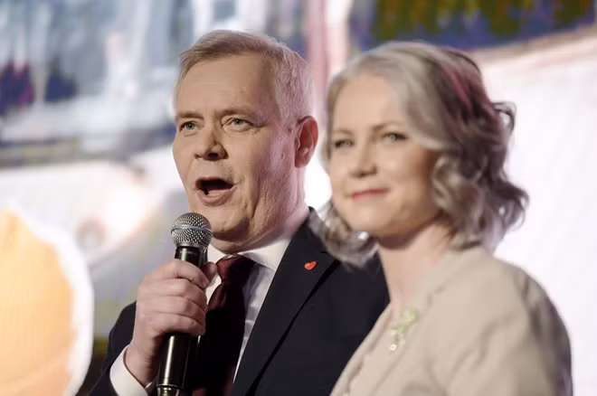 Lãnh đạo đảng SDP Antti Rinne bên cạnh vợ, tuyên bố chiến thắng và ăn mừng tại Helsinki. Ảnh Reuters.