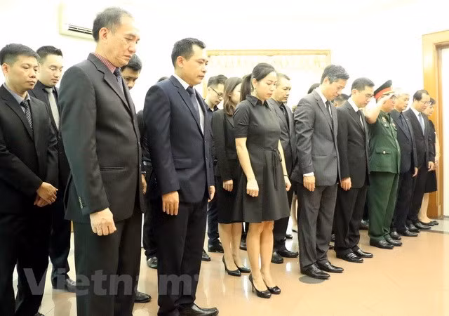 Cán bộ, nhân viên Đại sứ quán Việt Nam và các cơ quan đại diện của Việt Nam tại Indonesia trong lễ viếng nguyên Tổng bí thư Đỗ Mười. (Ảnh: Hải Ngọc/Vietnam+)