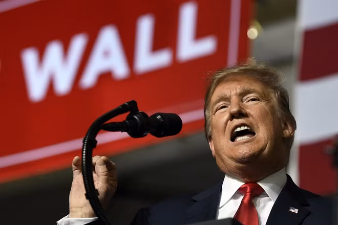 Tổng thống Mỹ Donald Trump khẳng định vẫn xây bức tường biên giới. Ảnh AP.