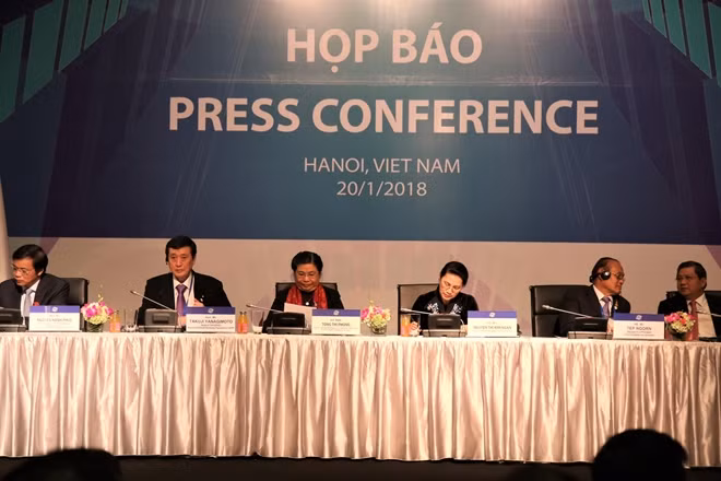 Các đại biểu tham dự cuộc họp báo