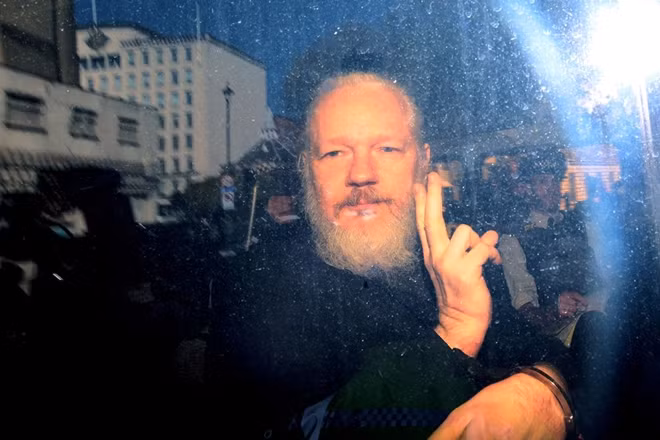 Julian Assange bị bắt tại London ngày 11-4. Ảnh Getty Images.