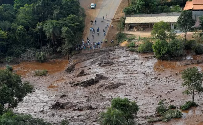 Dòng chất thải kinh hoàng sau khi đập bị vỡ. Ảnh Reuters.