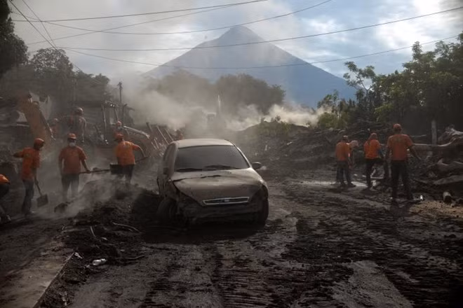 Ngọn núi lửa Fuego, cao hơn 3.700 m, là một trong những ngọn núi lửa còn hoạt động tại Guatemala, đất nước nhỏ bé nhưng có đến 34 ngọn núi lửa.
