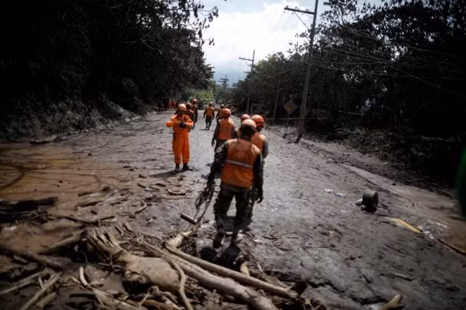 Cơ quan khí tượng nước này cho biết rằng một số vụ nổ có mức độ vừa phải và mạnh trong khu vực ngọn núi Fuego đã tung các cột tro bụi cao hơn 4.500 m vào khí quyển.