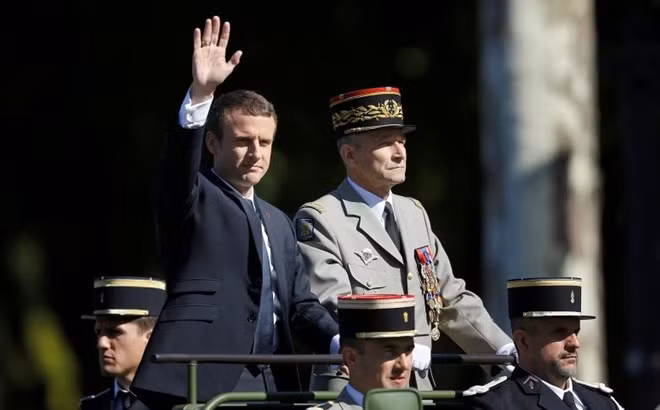 Tổng thống Pháp Emmanuel Macron tiến vào trên chiếc xe chỉ huy