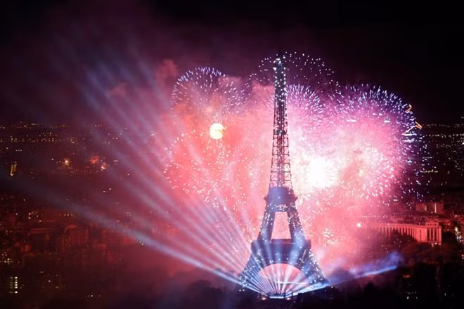 Những màn pháo hoa mãn nhãn tại Paris