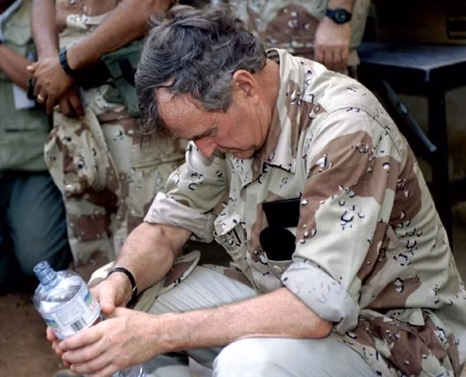 Ông Bush trong chuyến thăm binh sĩ năm 1993 tại Somalia.