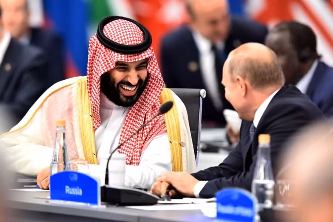 Thái tử MBS và Tổng thống Nga trò chuyện vui vẻ. Ảnh CNN