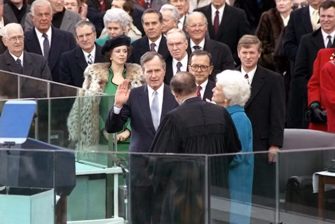 Ông Bush tuyên thệ nhậm chức Tổng thống ngày 20-1-1989. Ông đạt được đến đỉnh cao của sự nghiệp chính trị khi giành thắng lợi trong cuộc đua vào Nhà Trắng năm 1988, đánh bại áp đảo đối thủ đảng Dân chủ Michael Dukakis (chiến thắng tại 40/50 bang), và trở thành Tổng thống thứ 41 của Mỹ.