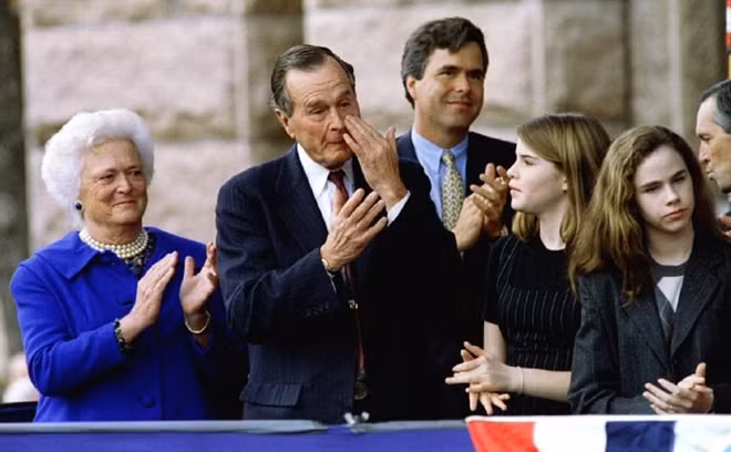 Ông Bush "cha" xúc động trong lễ tuyên thệ nhậm chức Thống đốc Texas của con trai George W. Bush năm 1995.