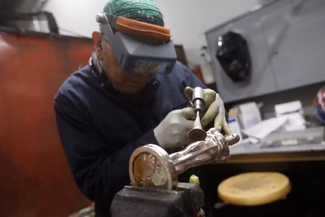 Trong những năm sau đó, việc chế tạo ra tượng vàng này gặp không ít trắc trở. Đầu tiên là vào những năm 1930, người ta thay thế đồng bằng các hợp kim khác như thiếc, sau đó mạ đồng và cuối cùng là mạ vàng bên ngoài. Trong những năm Thế chiến thứ hai, chất liệu làm ra bức tượng một lần nữa thay đổi sang thạch cao do khan hiếm kim loại, tuy vẫn được mạ vàng bên ngoài.