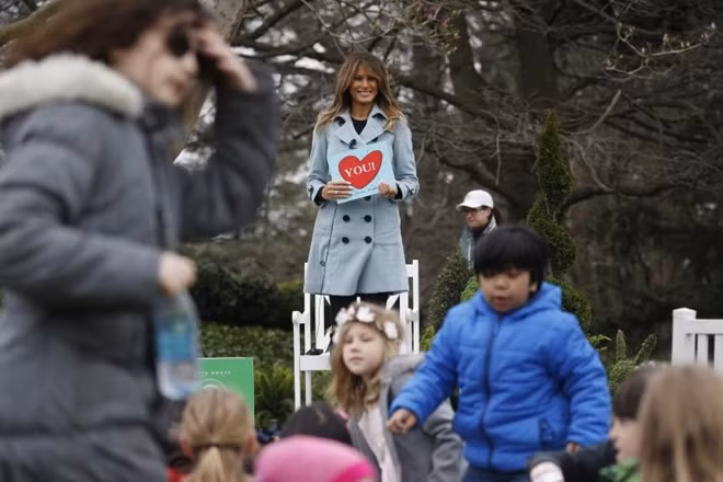 Phu nhân Melania rạng ngời trong chiếc áo khoác dạ màu xanh nhạt của thương hiệu Burberry, có giá gần 2.600 USD, đi cùng quần jeans đen.