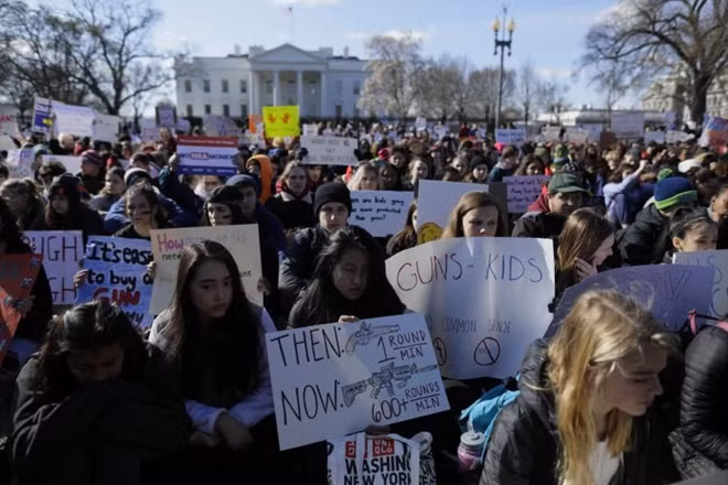 Tuy nhiên, ý tưởng này của ông Trump lại gây ra nhiều phản ứng trái chiều khi có nhiều người nghĩ rằng điều nên làm là "cấm súng" chứ không phải là "cấp súng" dù là cho bất kỳ ai