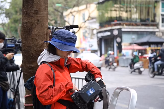 Một số phóng viên chia sẻ rằng họ luôn phải ở trong tâm thế sẵn sàng và đôi khi từ mà họ sợ nghe nhất là "đổi lịch trình".