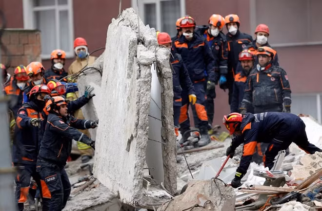 Các nhân viên cứu hộ tại hiện trường vụ việc. Ảnh Reuters.