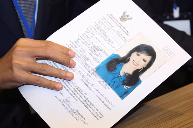 Chủ tịch đảng Raksa Chart, Preechapol Pongpanich, cầm lá đơn đề cử công chúa Sirivadhana Barnavadi. Ảnh Reuters.