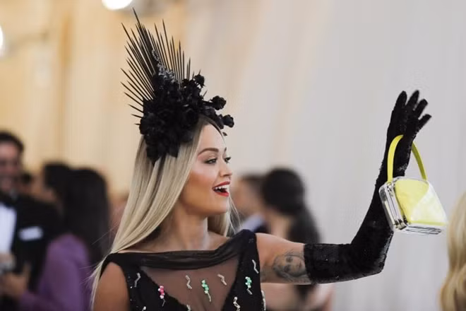 Nữ ca sĩ người Anh Rita Ora. Cô cũng được biết đến với gu thời trang cực ổn. Cô từng đảm nhận vai trò host của America's Next Top Model.